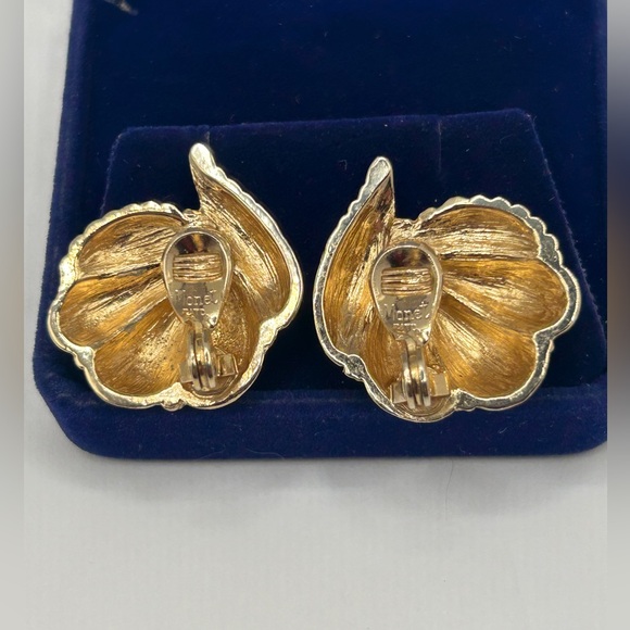 Monet Vintage 10k Gold Textured Shell Clip On Earrings - Picture 5 of 13